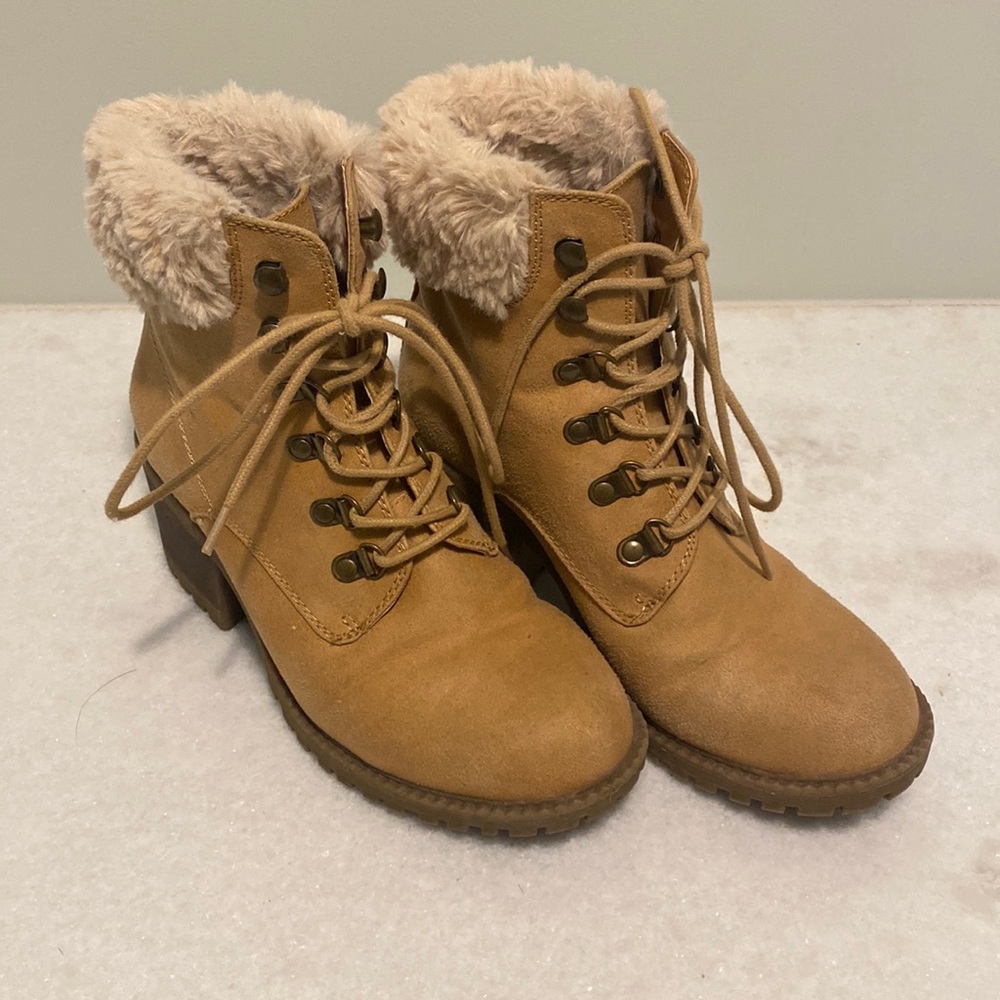 Boots with faux fur